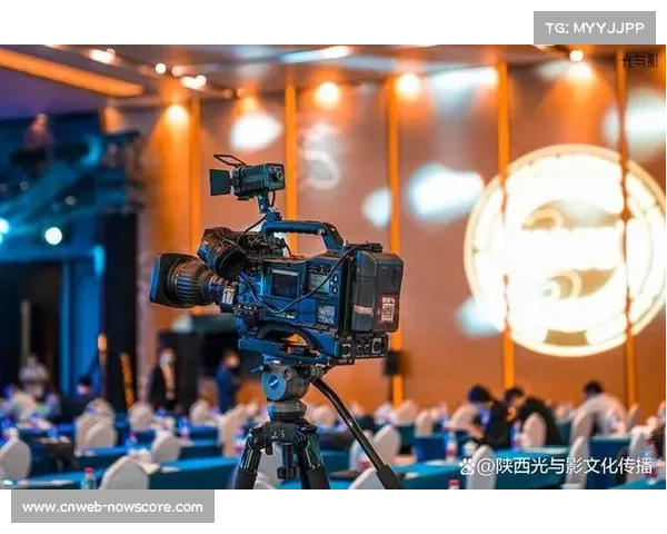 现场导播与制作团队接受采访，分享大型活动制作经验